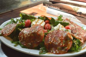 Ανάμεικτη πράσινη σαλάτα με ανεβατό,  σαλάμι Δράμας πικάντικο & ντομάτα | Mixed green salad with “anevato” cheese, spicy salami  from Drama & tomato