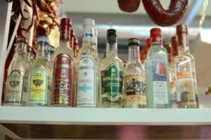 Oyzo kai Tsipouro sta Karamanlidika